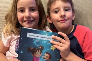 Opinión de clienta sobre los servicios de La Magia de Mamá Foto de clienta satisfecha mostrando su reseña sobre el servicio de La Magia de Mamá