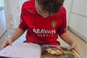 Opinión de cliente sobre el cuento Los 5 Poderes Mágicos de Jana Foto de cliente satisfecho mostrando su reseña sobre el cuento infantil Los cinco poderes mágicos de Jana