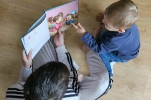 Opinión de clienta sobre el cuento Los 5 Poderes Mágicos de Jana Foto de clienta satisfecha mostrando su reseña sobre el cuento infantil Los cinco poderes mágicos de Jana