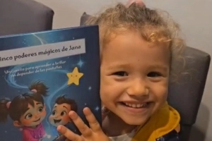 Opinión de clienta sobre el cuento Los 5 Poderes Mágicos de Jana Foto de clienta satisfecha mostrando su reseña sobre el cuento infantil Los cinco poderes mágicos de Jana