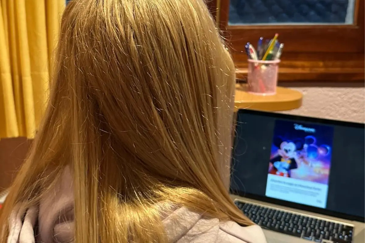 Foto de clienta satisfecha mostrando su reseña sobre el servicio de La Magia de Mamá