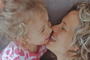 Foto de clienta satisfecha mostrando su reseña sobre el servicio de La Magia de Mamá